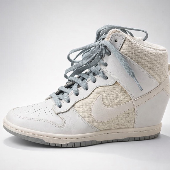 Nike Women’s Dunk Sky High Essential Wedge Sneaker in Grey Dove - Size 8 - Picture 1 of 8